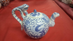 Chinese Blue and White Porcelain Teapot wit dragon foo dog. H.12 cm W.17 cm