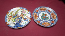 1 Porcelain Chinese decorative plate red dragon pattern and 1 Japanese porcelain plate. 26x26 cm