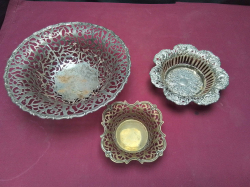 3 pieces of metal fruit dishes 
A lage plate w24.9cm H8.3 d12cm.
Medium plate w17cm.D5cm.H4cm.
Small plate w13cm.D4.5cm H4cm.