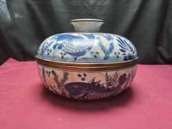 Old Chinese porcelain chupu Lidded Bowl Handpainted blue fish 
W.27cm
D.9.5cm