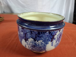 A Lovely Royal Doulton Jardiniere in blue. W.21 cm H.16 cm