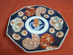 A 19th-century octagonal Imari charoren. W.29cm 