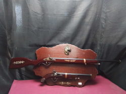 Vintage Pair of Decorative Flintlock pistol replicas  Ornate wooden Display 
L.97.4cm
H.39cm
W.59cm.