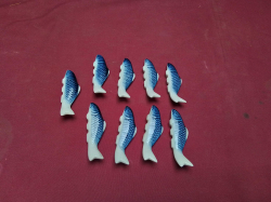 Small Ceramic fish ornaments 
L.8cm.
W.2.3cm