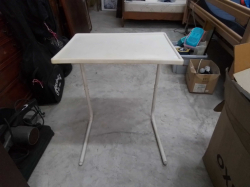  white plastic top with Adjustable  L-shaped steel legs
H.75cm.
L.52.3cm
W.39.9cm
