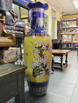 Lage Chinese Antiaue Porcelain Vase.Qing Period 
H.108cm
W.30cm.