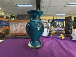 A Lovely Murano artisans blown glass heavy vase 
H28.3cm
W14.5cm.