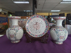 A Pair of Chinese reticulated vase marked jingdezhen and plate all famile rose
Plate W21cm. L21cm.
Vase H23cm. W13.5cm
