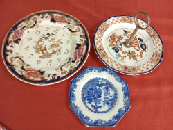 2 Masons plates and a cake stand.