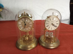 2 brass 100 day clock under dome. W.15 cm H.23 cm