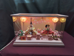 Large Traditional Hina Matsuri Imperial Display japanese Showcase , with light , Working .
H34cm.
D28cm.
W55cm.
