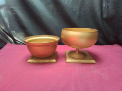 2 Pure Crystal Glas Gold Bowls , with High Pitched Ringing Sound and Vibrations , on Stands .
H17cm.
W18cm.
