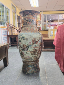 Large vintage hand painted Royal Satsuma vase marked at the base (It has a littel crack at the top.A/F)
H94.2cm
W26cm.
