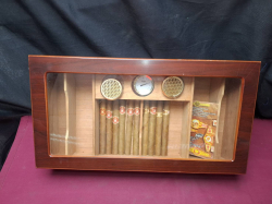A Lovely humidifier with Contents of 10 puny cigar and key  
L52cm
W27.5cm