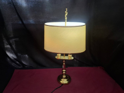 A Nice Brass table Lamp 2 bulbs 
H 59cm.
W27cm
