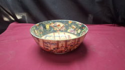 Satsuma Geishas Famille Rose Medallion Hand-painted Gold Gilt Large dimensions W.21 cm H.16 cm