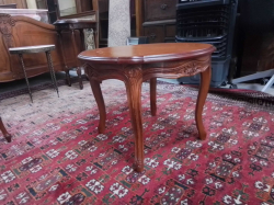 A round coffee table with Carved edge  
W58cm.
H45cm.
