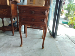 A Nice Oak small side Cupboard with 2 drawers 
L44cm.
D37cm.
H66cm.