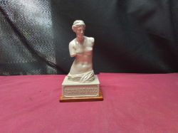 Ceramic Venus De Milo Signed 
H19.5cm
W10.5cm.
