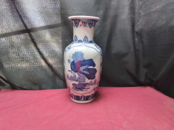 blue and white Chinese vase stamped 
H41cm.
W18cm.