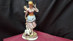 A Woman with children figurines. Base 16x13 cm H.45 cm