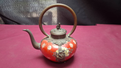 Small Chinese red Porcelain Teapot, 10 cm width and 14 cm high