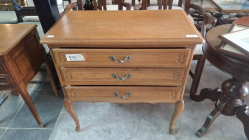 A nice Oak 3 drawer Cupboard on Queen Ann legs 
L74cm.
H76cm.
D39cm.