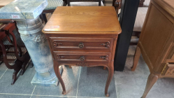 A Nice Oak small side Cupboard with 2 drawers 
L44cm.
D37cm.
H66cm.