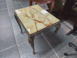 A low brass table with a marble top 
L42cm.
D32CM.
H40CM.