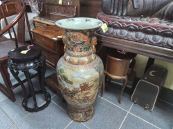 Large vintage hand painted Royal Satsuma vase marked at the base (It has a littel crack at the top.A/F)
H94.2cm
W26cm.