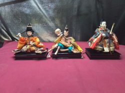 Old Samurai warrior master with 2 Young students, 3 Dolls on Plaques 