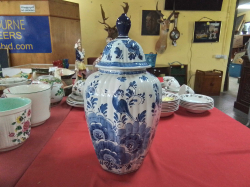 A round blue and white jar with lid 
H40cm.
W13cm.