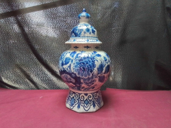 A round Delft jar with a lid 
W19cm.
H35cm.