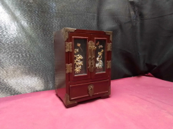 A Small Chinese Wooden jewelry
D11cm. L15cm. H21cm. 