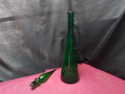 A Tall green decanter with Stopper 
W12cm.
H65cm.