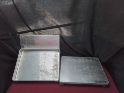 2 Quality AKAO professional Aluminium cooking Trays with lide 
L41cm. W31cm.