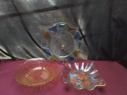 3 Pretty Italian Glass bowls and plate 
Bowls W25.5cm
Plate paint flower W23cm.
Italian glass  W32cm.