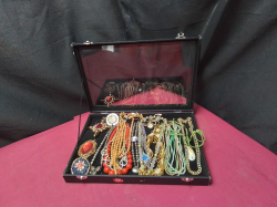 Display tray in high quality jewelry, including a watch.
L35.3cm. W24cm.H5cm. 