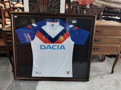 A Framed Football shirt 
100×87cm.