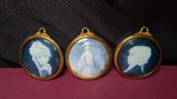 3 Antique Porcelain portrait Miniature Young Women Oval Frame Under Convex Glass
W10cm.L12cm.