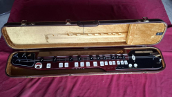 Vintage Suzuki Electric Bass Guitar w/ case & accessories. L1m.W12cm.