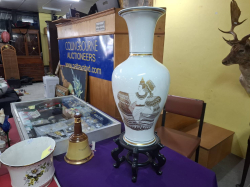 A Lovely Large vase by giusppe boscnini in Italy ancap S.P.A
H71cm. W25cm.