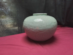 A vintage Celadon peony scroll chanzihi-Madan jar 
H16cm. W20cm.