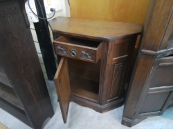 Mid Century Oak corner cupboard.
H81.5cm W77cm.D34cm.