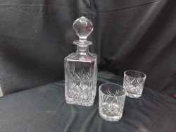 A lead Crystal whisky Decanter and 2 glasses 
H26cm. W9cm.