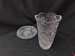 2 lovely Old Crystal Vases and ash tray 
Vases H20cm. W8cm
Tray W16cm. H5cm