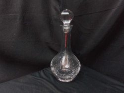 A Lovely Etched lead Crystal Decanter 
H31cm. W15cm.