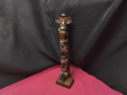 Vintage Thunderbird Totem Pole by Ray Williams Hand 
Carved / Painted 
H35.4cm W8.9cm.