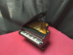 small  piano plays professionally 
H27cm.W21.2cm.