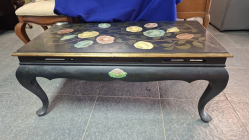 Painted and Lacquered Chinoiserie Coffee Table. Dimensions 96x51 cm 41 cm high